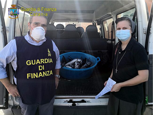 Catania, chiamata anonima alla Finanza: blitz alla pescheria, sequestrati 18 pesce spada novello