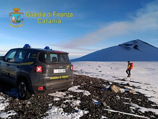 Escursioni sull’Etna, violate le ordinanze dei sindaci: 14 guide denunciate