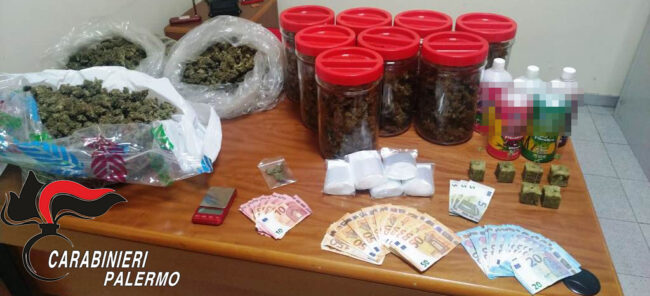 In casa con oltre 3 chili di marijuana essiccata, piantine e materiale per il confezionamento: arrestati 2 cugini spacciatori