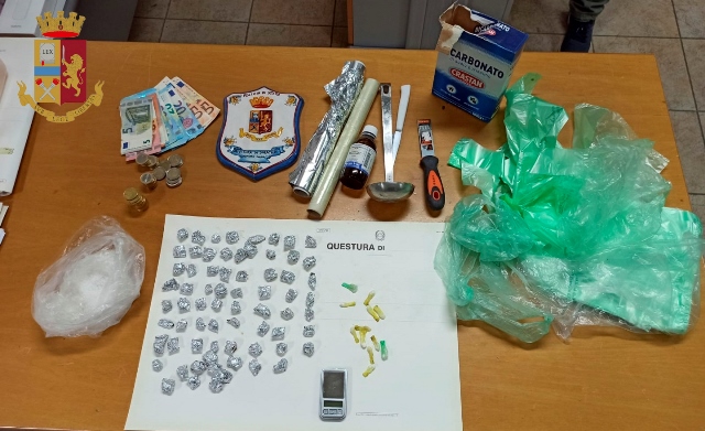 Dal lancio dalla terrazza fino al tentativo di disfarsi della droga nel water: in manette due pusher