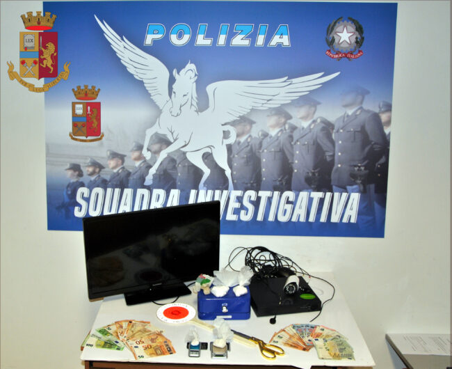 Spaccio di eroina e cocaina, pusher “beccato” in strada: arrestato dopo inseguimento ad alta velocità