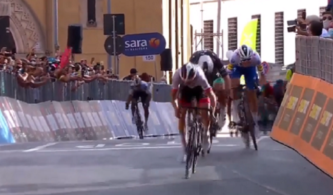 Giro d’Italia, seconda tappa a Ulissi. Ganna rimane maglia rosa: arrivo in volata