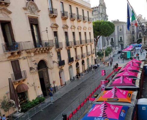 Giro d’Italia 2020, Catania si tinge di rosa: al via la quarta tappa – FOTO