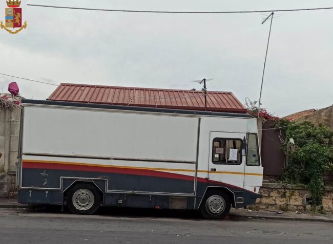 Catania, continuano i controlli: sequestrato un carrozzone di panini