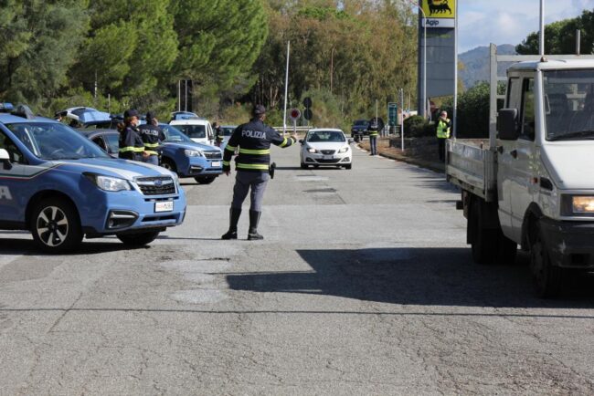 Maxi posto di blocco lungo la A20: controllati un centinaio di veicoli, elevate 76 contravvenzioni