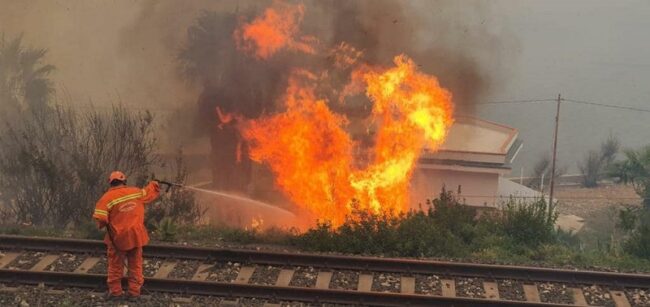Sicilia in fiamme, volontari e pompieri domano gli incendi: abitazioni evacuate