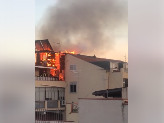 Paura in casa, mansarda viene fagocitata da un incendio: vigili del fuoco sul posto – VIDEO
