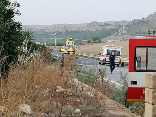 Incidente nel Catanese, colpo di sonno fatale per un 55enne: finisce contro un muro e muore