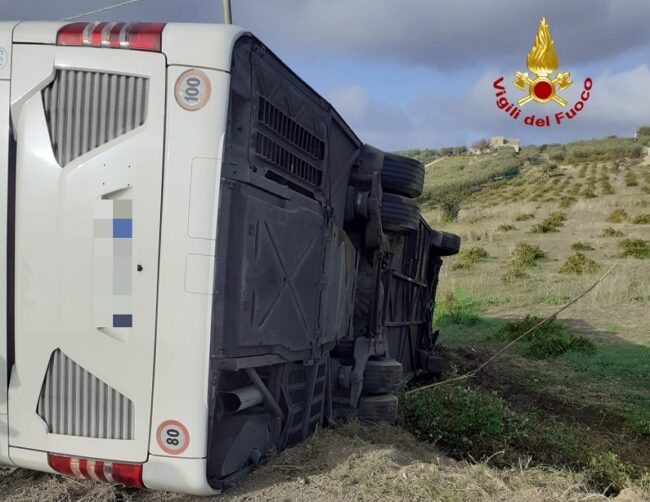 Sangue in Sicilia, sono due le vittime del tragico scontro tra pullman e auto: dieci i feriti