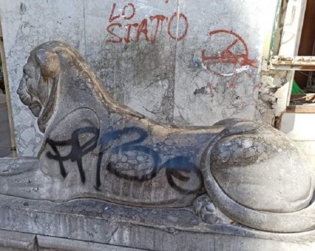 Grave atto vandalico in piazza Pretoria. Imbrattato leone: sindaco denuncia ignoti