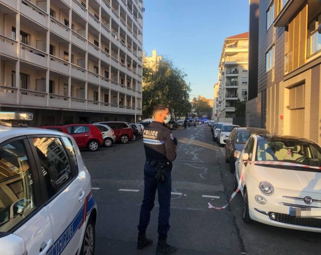 Francia rimpiomba nel terrore, prete ferito a colpi di pistola in pieno giorno: aggressore in fuga – VIDEO