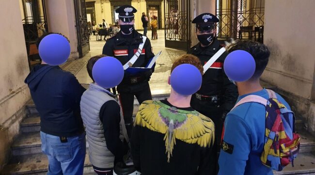 Multe e denunce in centro, trovati ragazzi con marijuana e cocaina: controlli in città
