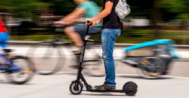 Scontro tra scooter e due monopattini in via Roma: tre feriti