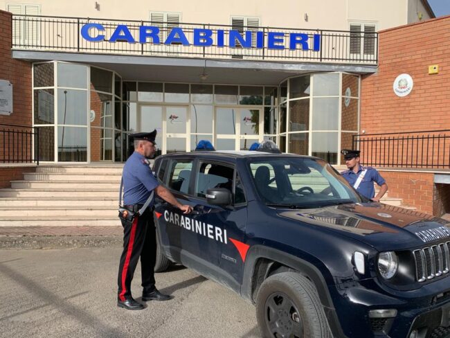 Panettiere di giorno e spacciatore di notte, droga e soldi in auto: arrestato 24enne