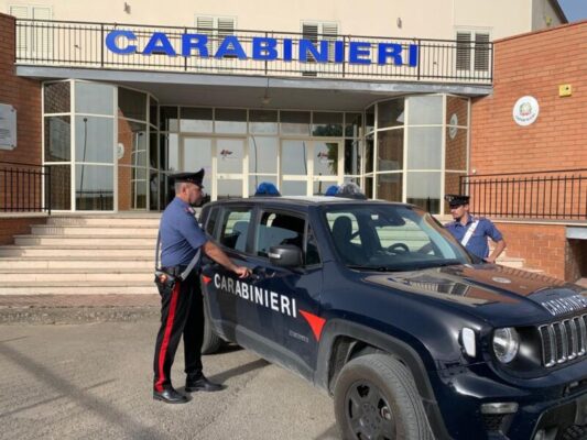 Panettiere di giorno e spacciatore di notte, droga e soldi in auto: arrestato 24enne