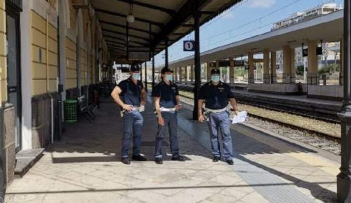 Controlli in treno, passeggero mostra il passaporto: era un trafficante di droga espulso dall’Italia