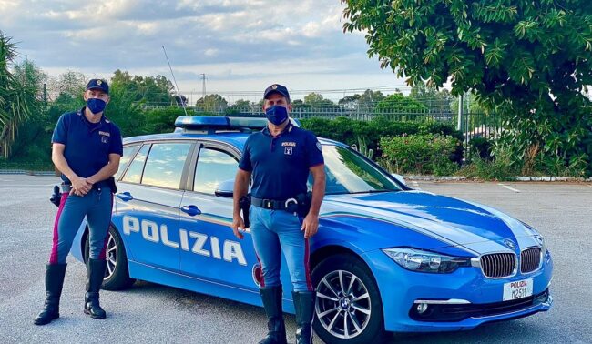 Bimbo accusa malore improvviso, nella corsa all’ospedale si guasta l’auto dei genitori: salvato dalla Polizia