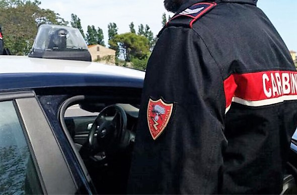 Hashish, marijuana e cocaina a casa in ogni dove: denunciati due pregiudicati catanesi