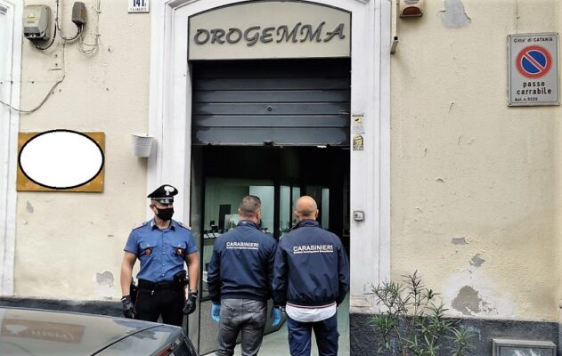 Entrano in una gioielleria di via Umberto e rubano oro e 900 euro: uno arrestato, ricerche in corso per l’altro
