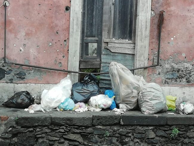 Blatte, ratti e animali randagi: discarica abusiva su marciapiede a Giarre. Barbagallo: “Inammissibile”