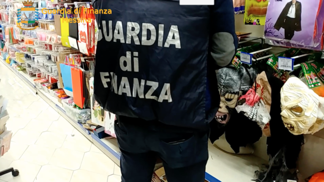 Controlli in due negozi cinesi, maxi sequestro di prodotti: 6 lavoratori in nero, uno col Reddito di Cittadinanza