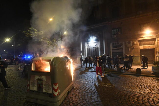 Proteste no stop in Italia, accesi scontri e decine di feriti: negozi saccheggiati, scatta lo stato di allerta