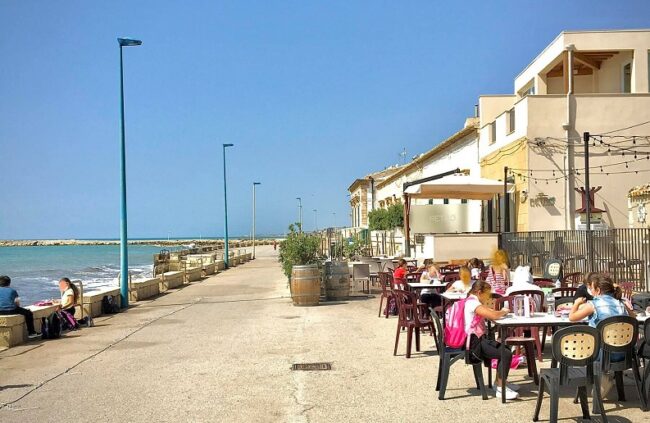 La creatività nella scuola siciliana durante la pandemia: insegnante fa lezione al Lungomare