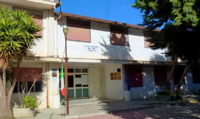 Cinque contagiati tra alunni e insegnanti, sindaco chiude intero istituto: ecco fino a quando
