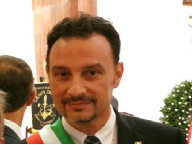 “Ho tre dosi di vaccino, mi sento benissimo”, ancora un sindaco positivo in Sicilia: le parole di Sebastiano Scorpo
