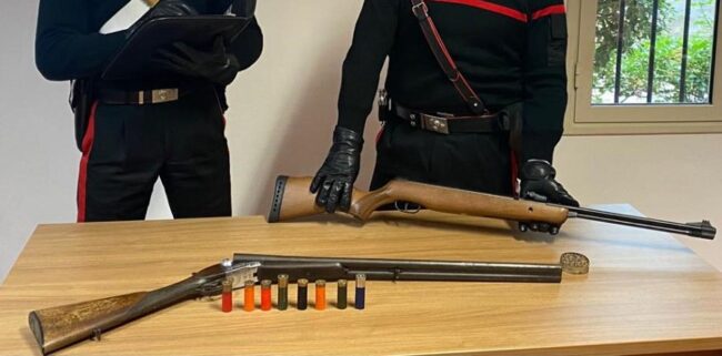 Nascondeva fucile rubato e munizioni in un maneggio: sequestrate le armi, manette ai polsi per un uomo