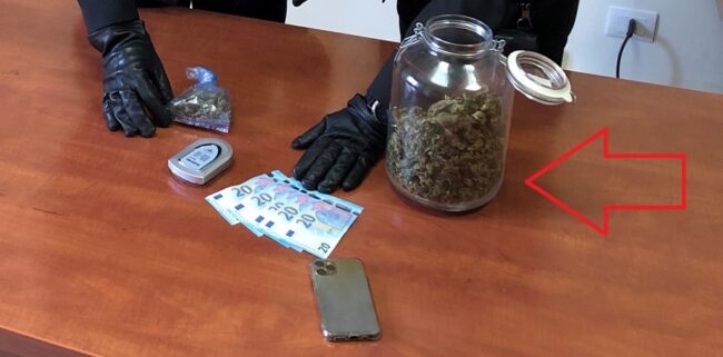 I controlli dentro casa e la scoperta: pusher apre l’armadio e consegna la droga nascosta dentro