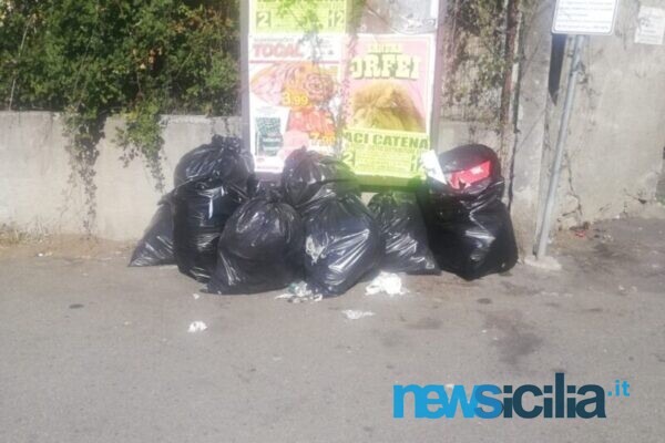 Aci Catena, rifiuti abbandonati a pochi passi dalle abitazioni: è lotta agli sporcaccioni in via San Nicolò