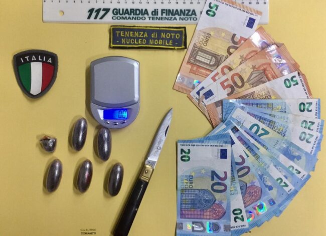 Quando il nervosismo gioca brutti scherzi: 20enne beccato con hashish, contanti e un coltello. Arrestato