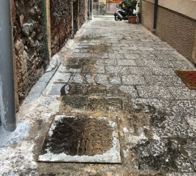 Centro di Catania “minacciato” dai liquami, cattivo odore vicino ai locali della movida: le segnalazioni dei nostri lettori- FOTO