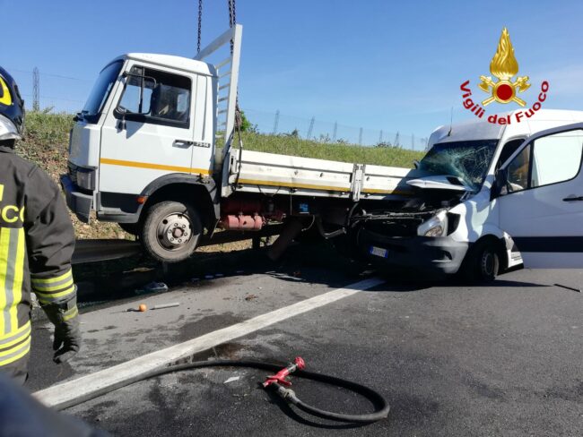 Incidente A19 Catania-Palermo, furgone tampone mezzo pesante parcheggiato: autista in codice rosso