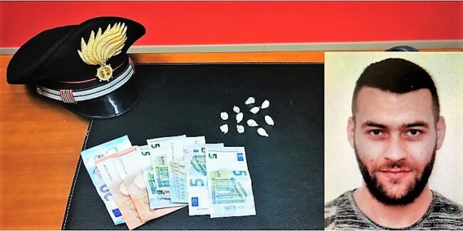 Tradito dalla tuta multicolore, catanese spacciatore fermato in piazza Mancini Battaglia