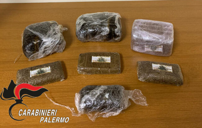 Detiene in casa quasi 2 chili di hashish: in manette 19enne