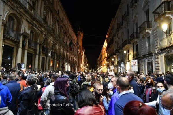 Catania protesta, arrivano le testimonianze: “Ragazzetti fanatici, caos di pochi minuti, la polizia non ha risposto”