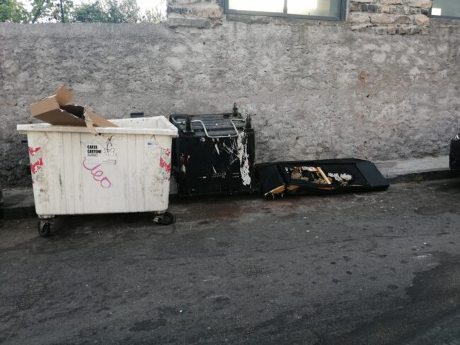 Rifiuti abbandonati, cassonetti bruciati e capovolti. Buceti (IV Municipio): “Serve installare delle telecamere”