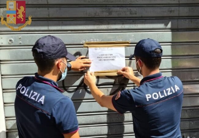 In 50 a ballare senza mascherine e distanziamento: maxi multa per il proprietario del locale e per i clienti