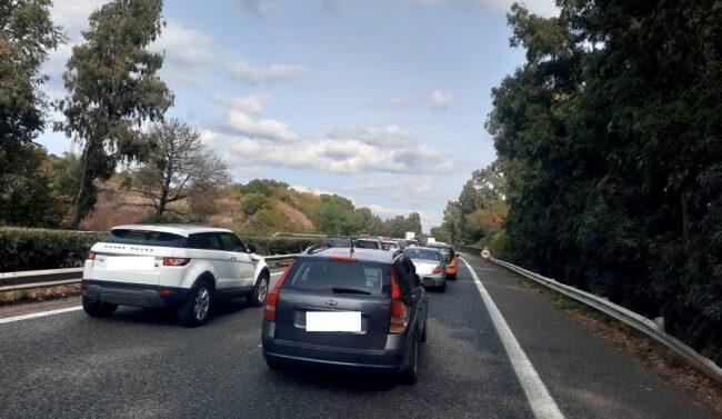 Maxi incidente sulla A18, coinvolti 4 veicoli: 15enne ferito al Policlinico, traffico in tilt