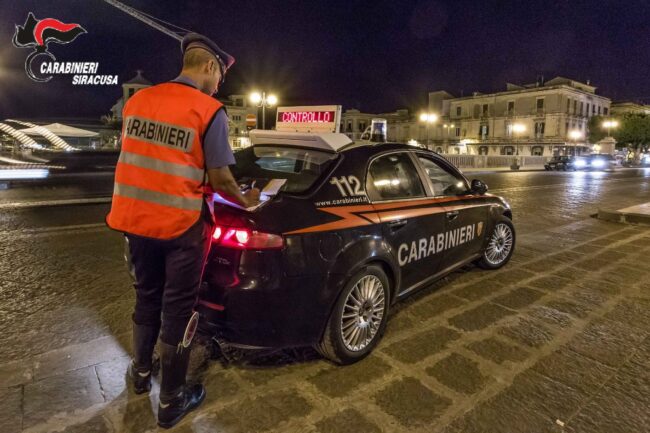 Dal furto di un’auto al rocambolesco inseguimento: coppia di giovanissimi scappa all’alt ma viene fermata