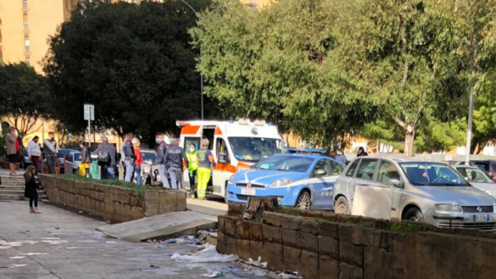 Tragedia in strada, donna improvvisamente si accascia a terra e muore sotto gli occhi dei passanti