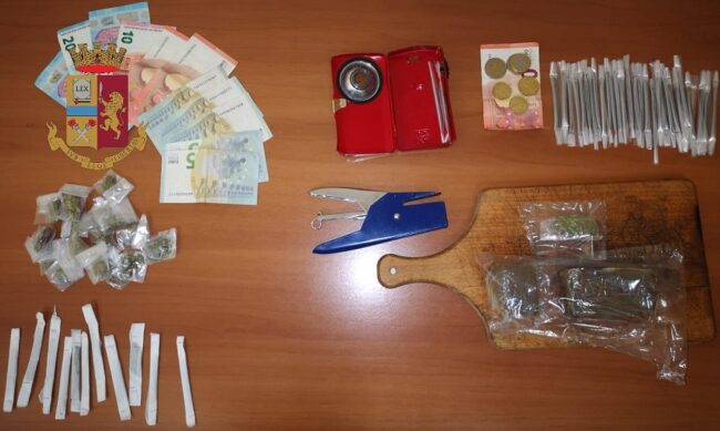 Sequestro di droga nel quartiere, uno dei tre pusher scappa per i tetti e lancia 30 dosi di hashish