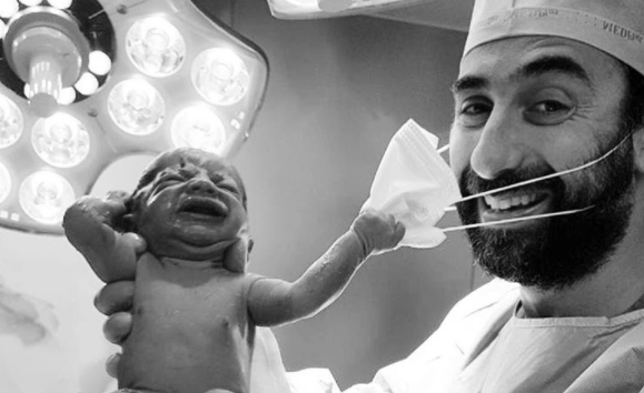 Bimbo appena nato si “aggrappa” alla mascherina del medico, su Instagram la foto “simbolo” del 2020