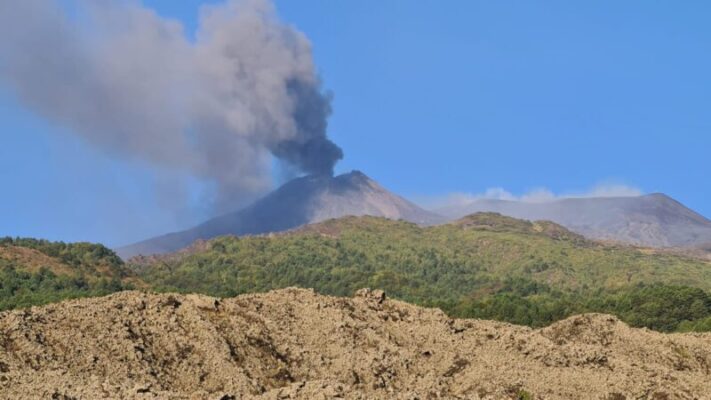 Etna, attività esplosiva cessata: permane l’attività stromboliana con modesta emissione di cenere