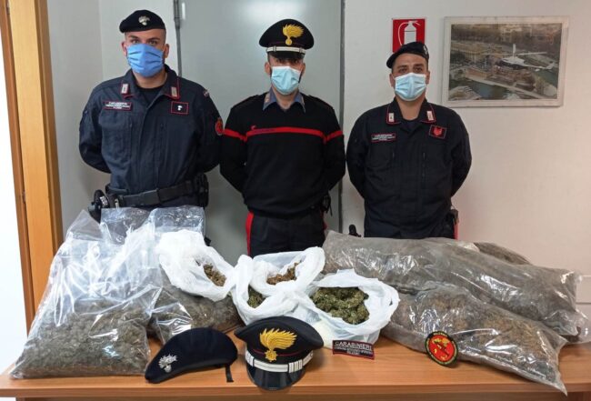Controlli dei carabinieri, fermato spacciatore in piazza Duomo: trovati 10 chili di marijuana in casa