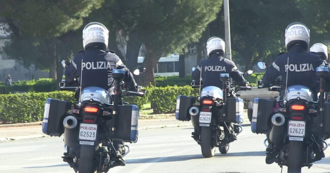 Provano a portare via uno scooter e aggrediscono il proprietario, in manette due uomini