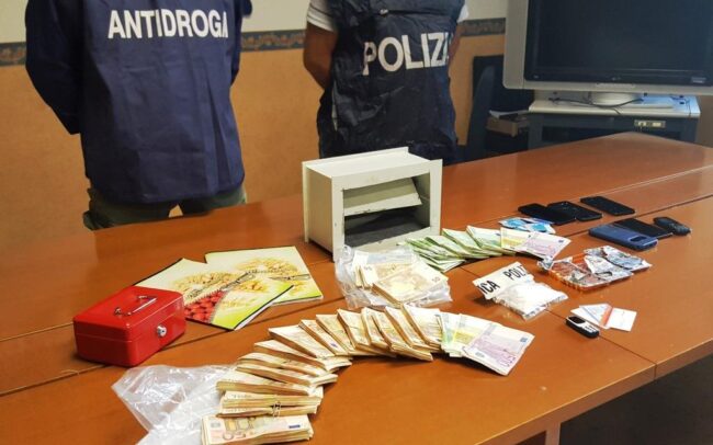 I soldi dello spaccio nascosti nella cassaforte del pusher col reddito di cittadinanza: arrestati 2 fratelli