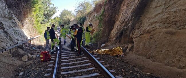 Tragedia sulla linea ferrata Noto-Avola: giovane travolto dal treno, indagini in corso